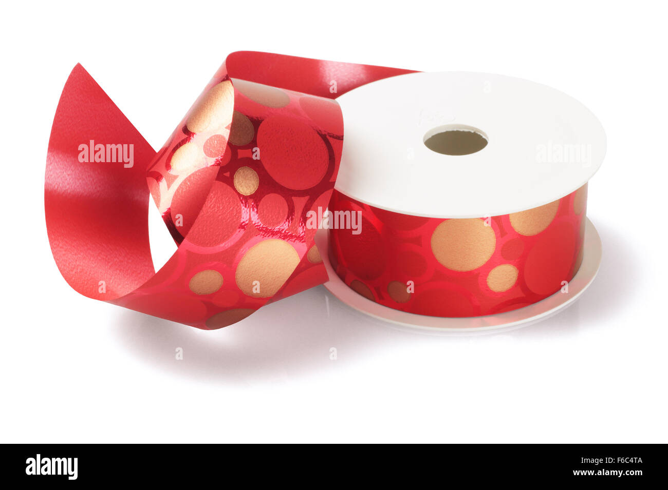 Rosso nastro decorativo su sfondo bianco Foto Stock