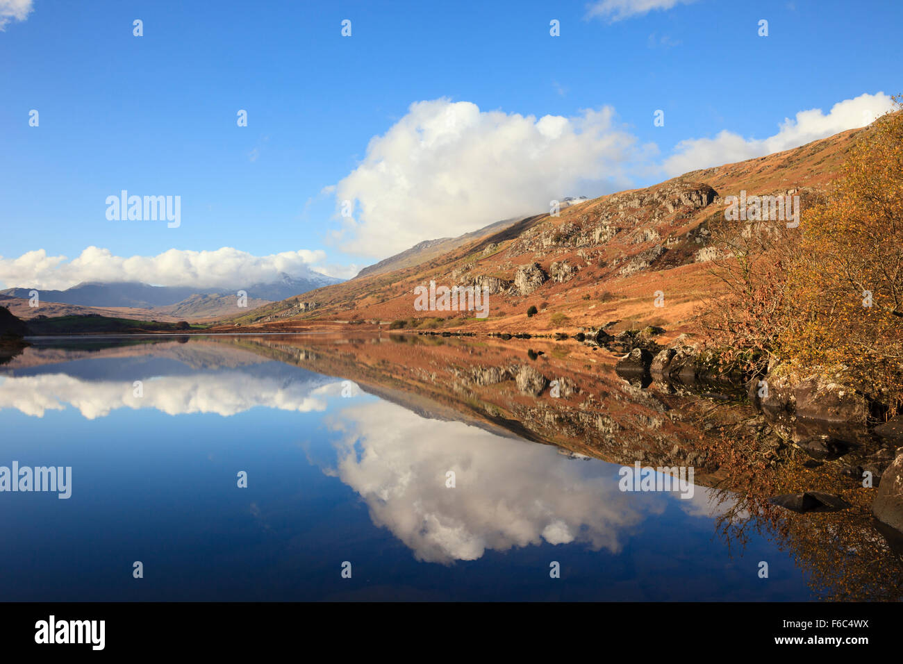 Riflessioni sul lago di Llynnau Mymbyr in valle con vista su Snowdon Horseshoe nel Parco Nazionale di Snowdonia in autunno. Capel Curig Wales UK Foto Stock