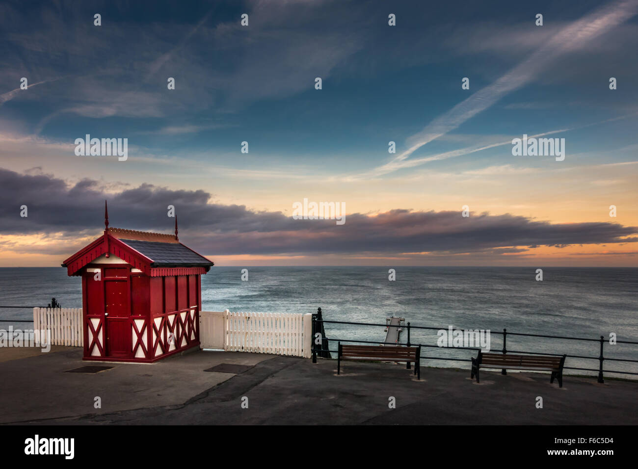 Capanna di rosso al tramonto: ingresso alla funicolare fino alla spiaggia. Cambs, Cleveland, North Yorkshire, Inghilterra Foto Stock
