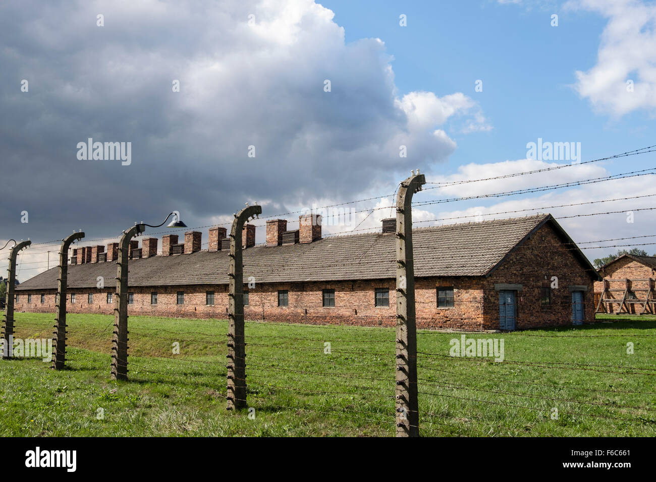 Recinzione e prigioniero caserme in Auschwitz II-Birkenau tedesco Campo di lavoro e sterminio nazista. Brzezinka Oswiecim Polonia Foto Stock