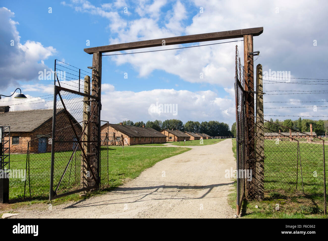 Recinzione e prigioniero caserme in Auschwitz II-Birkenau tedesco Campo di lavoro e sterminio nazista. Brzezinka Oswiecim Polonia Foto Stock