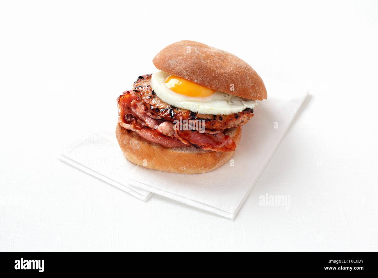Un hamburger con pancetta e un uovo fritto Foto Stock