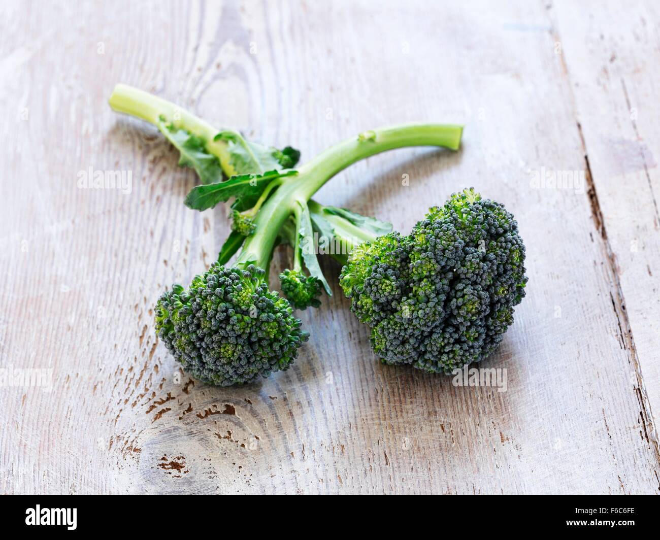 Broccoli su una superficie in legno Foto Stock