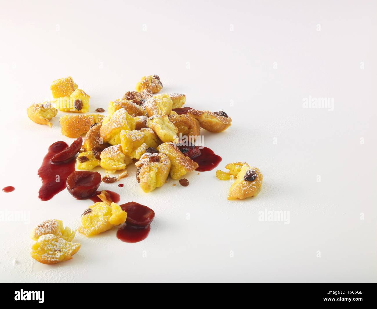 Kaiserschmarren (dolce tagliato fino pancake) con conserva di ciliegia Foto Stock