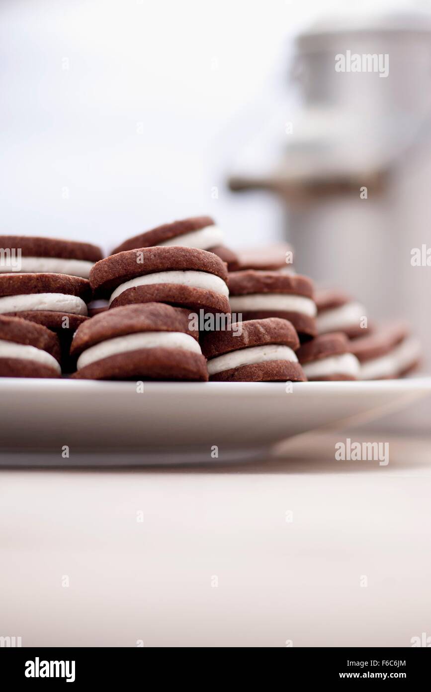 Una pila di crema-riempito i cookie Foto Stock
