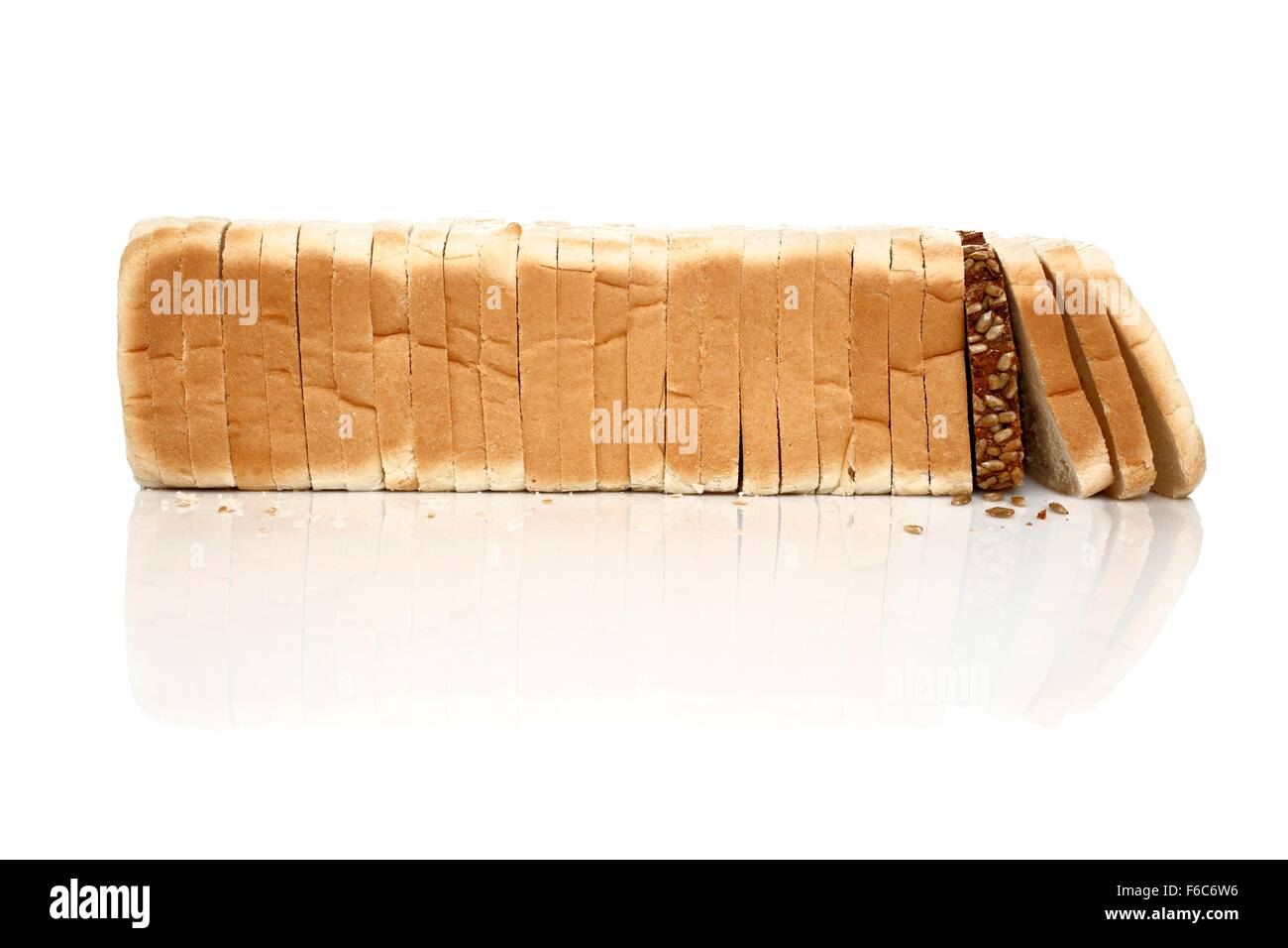 Una fetta di pane integrale in una fila di pane bianco Foto Stock
