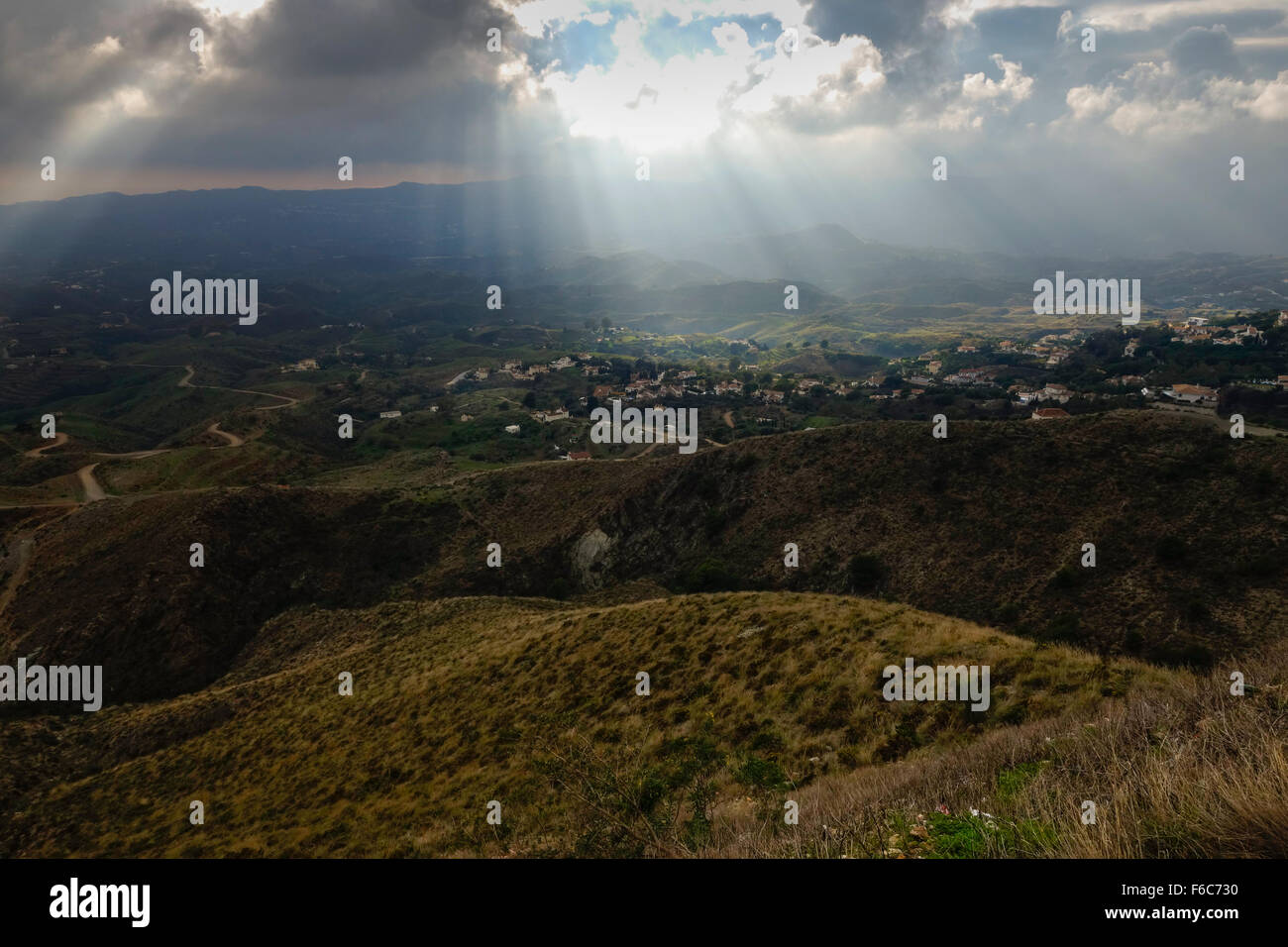 I raggi di luce solare, il Lighten Up spagnolo farmland in Andalusia, Spagna. Foto Stock