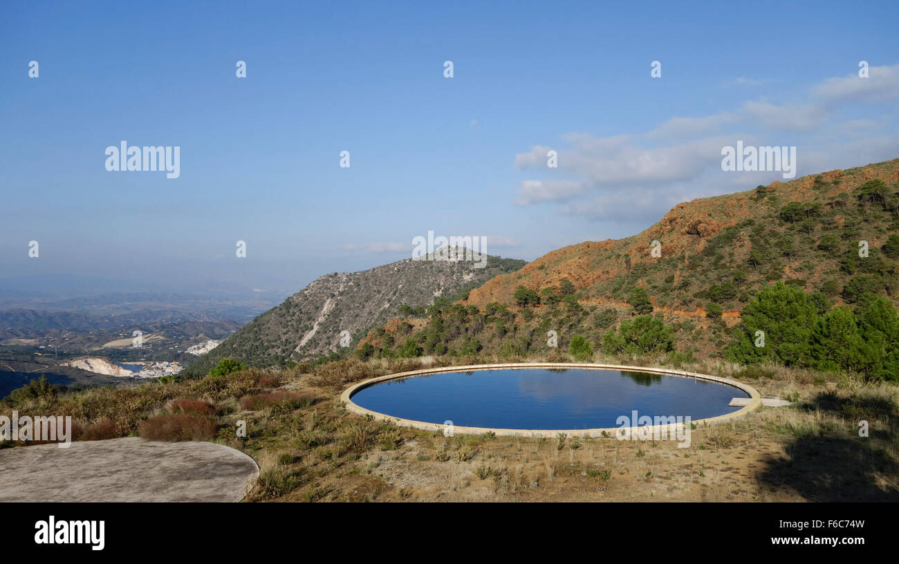 Deposito di Acqua Serbatoio, Serbatoio, in montagna per l'irrigazione dei terreni agricoli della provincia di Malaga, Spagna Foto Stock