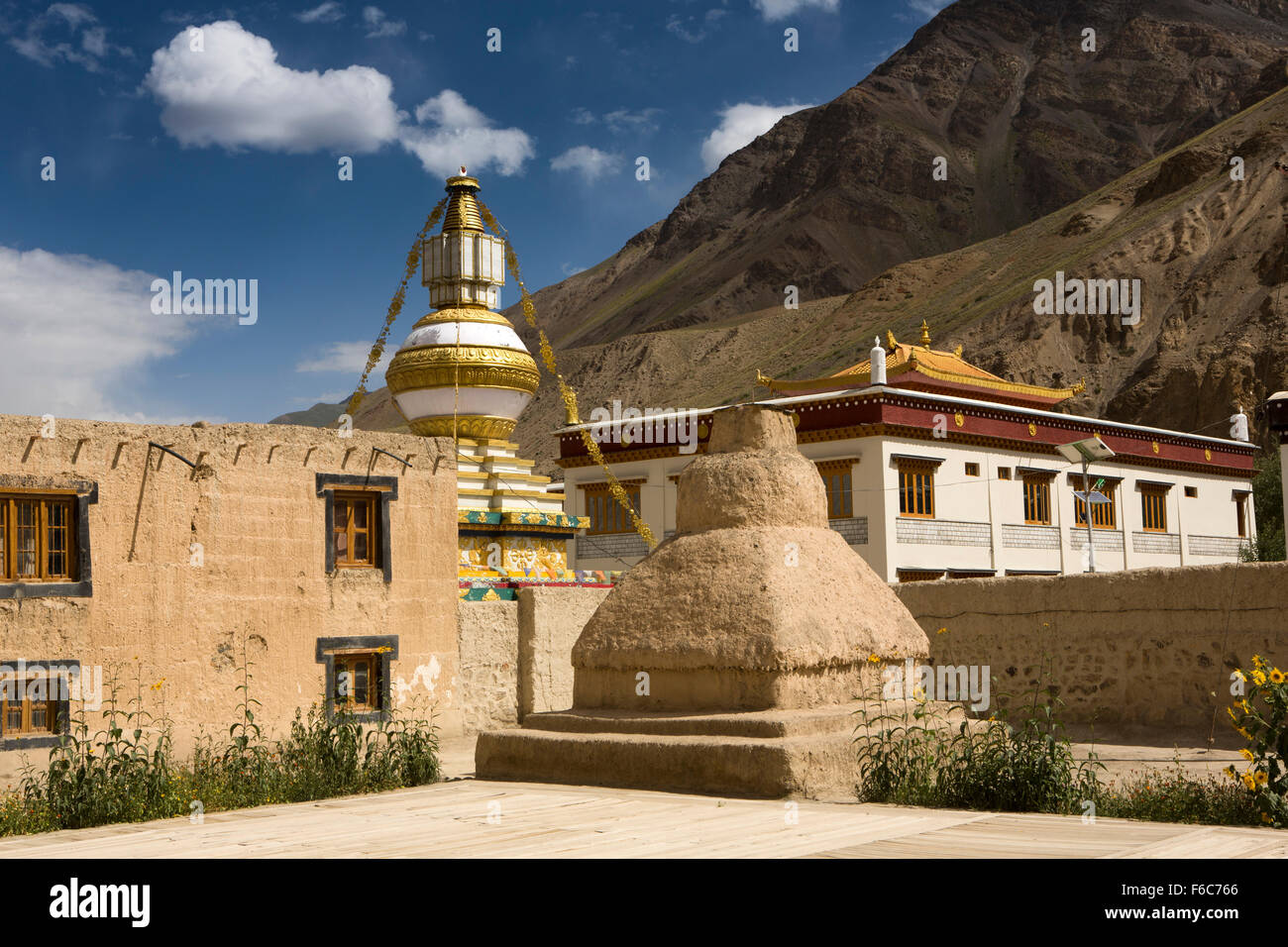 India, Himachal Pradesh, Spiti River Valley, Tabo, Gompa, vecchio e nuovo chortens nel composto Foto Stock