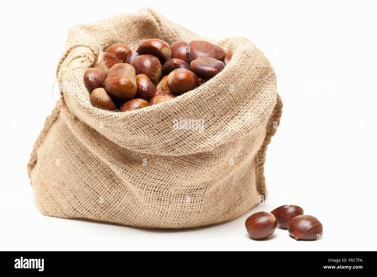 Castagne commestibili in un sacco di iuta Foto Stock