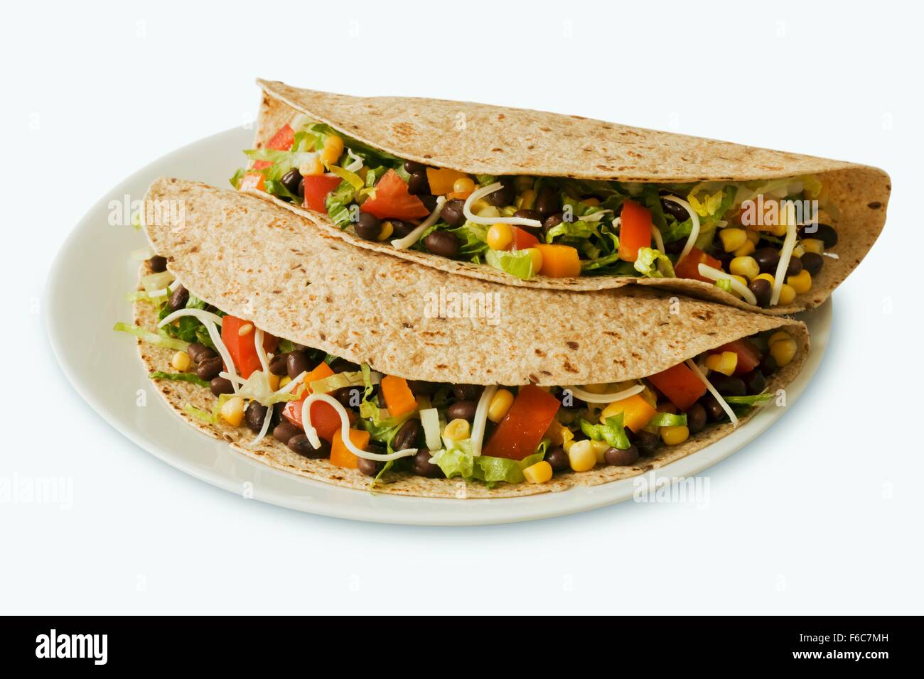 Due Tacos vegetariani su Multi-Grain Tortillas; sullo sfondo bianco Foto Stock