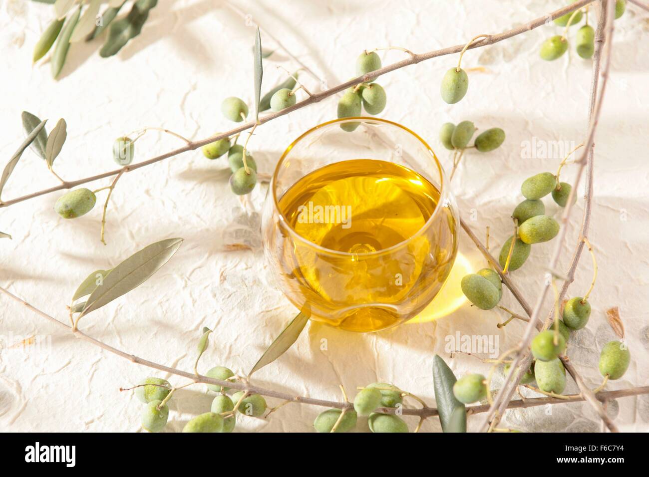 Olio d'oliva in un bicchiere Foto Stock