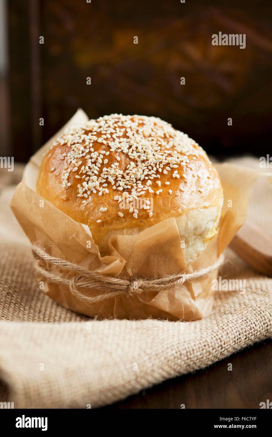 Semi di sesamo rotolo avvolto in carta da forno Foto Stock