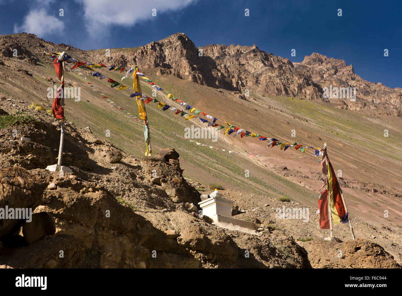 India, Himachal Pradesh, Spiti River Valley, Tabo, storico hillside grotte scavate dai monaci per l'inverno abitazione Foto Stock