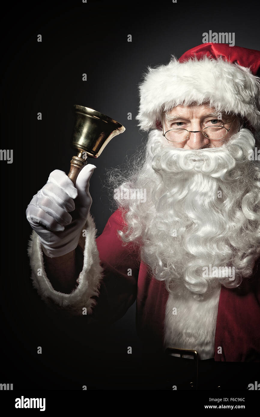 Babbo Natale classico ritratto su sfondo grigio Foto Stock