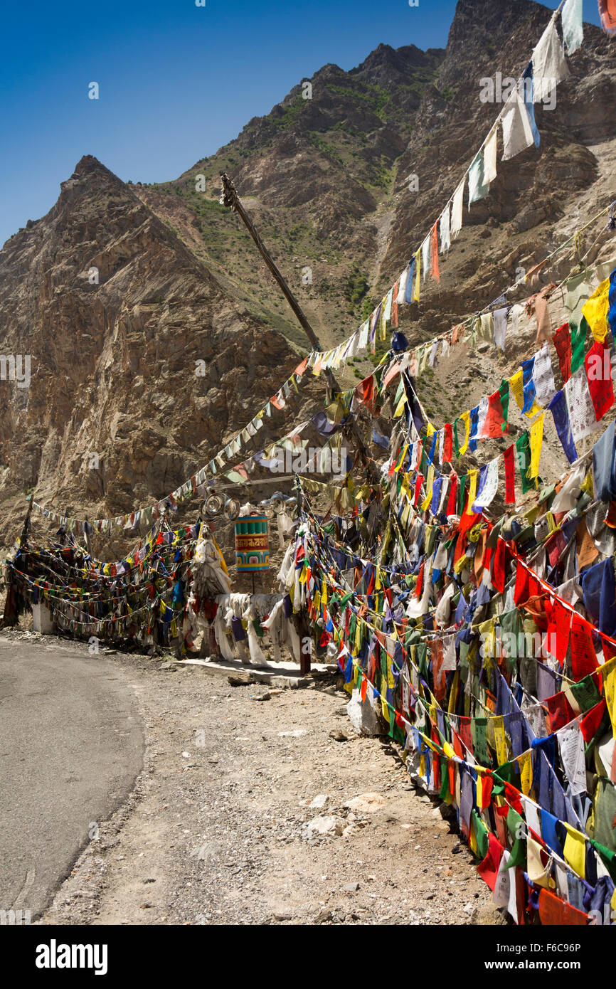India, Himachal Pradesh, Kinnaur, Dirasang, bandiere di preghiera e vento powreed ruota di preghiera in strada hermitage Foto Stock