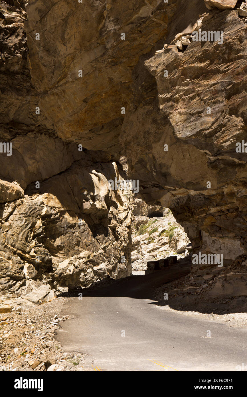 India, Himachal Pradesh, Kinnaur, Dirasang, Hindustan-Tibet autostrada tagliato nella roccia sotto la roccia a sbalzo Foto Stock