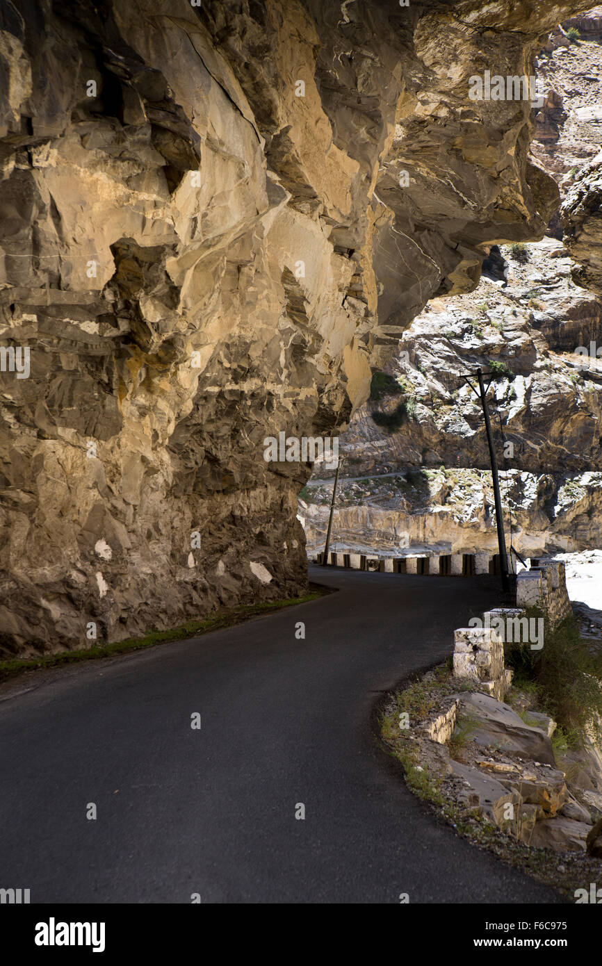 India, Himachal Pradesh, Kinnaur, Dirasang, Hindustan-Tibet autostrada tagliato nella roccia sotto la roccia a sbalzo Foto Stock