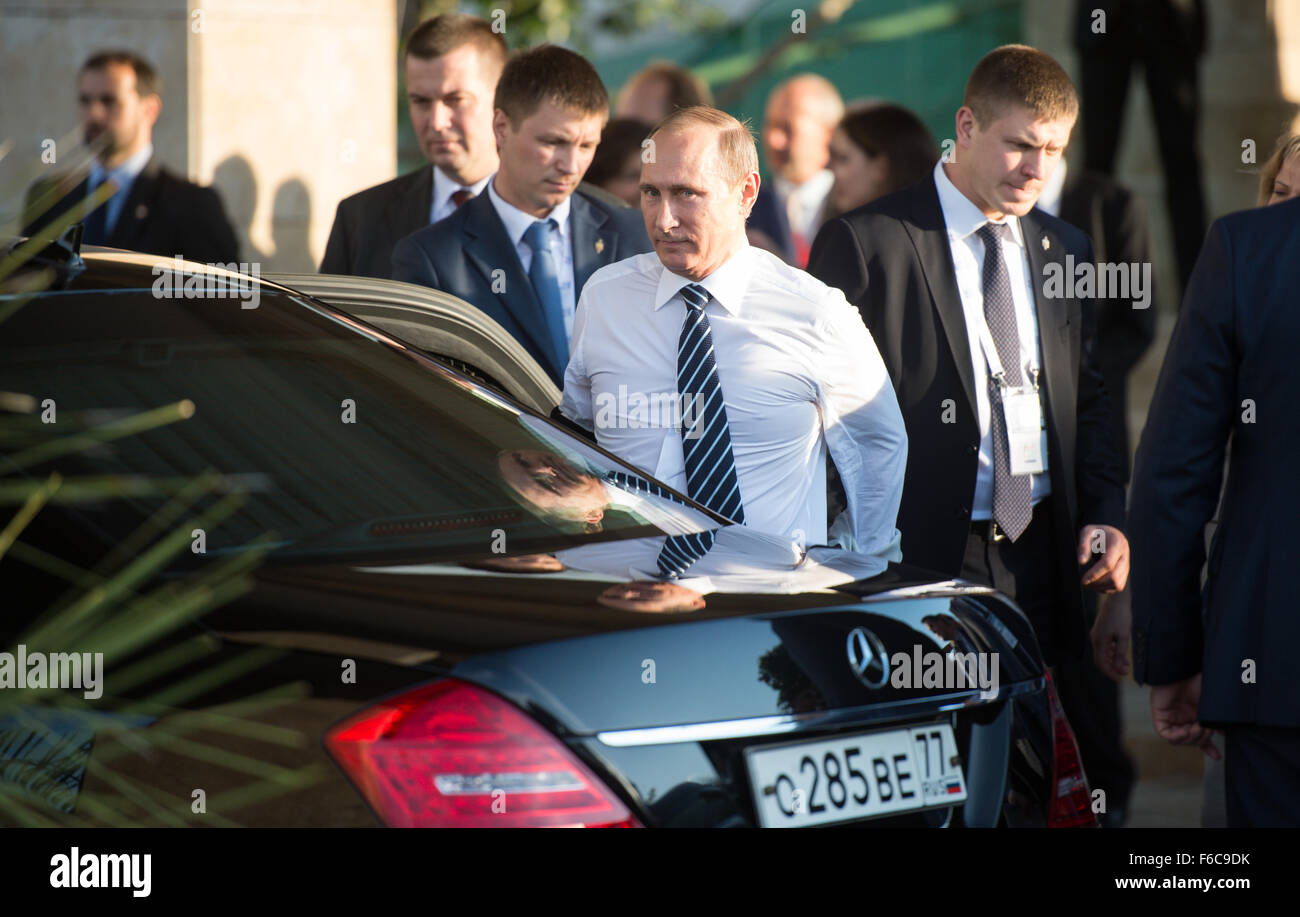 Antaly, Turchia. Xvi Nov, 2015. Il Primo Ministro russo Vladimir Putin esce dalla sua limosuine in corrispondenza del vertice G20 di Belek, vicino Antaly, Turchia, 16 novembre 2015. Il gruppo del G20 di diciannove paesi industriali ed emergenti nonché l'Unione europea si riunisce sotto la presidenza della Turchia dal 15 Ottobre al 16 ottobre 2015. Foto: BERND VON JUTRCZENKA/dpa/Alamy Live News Foto Stock