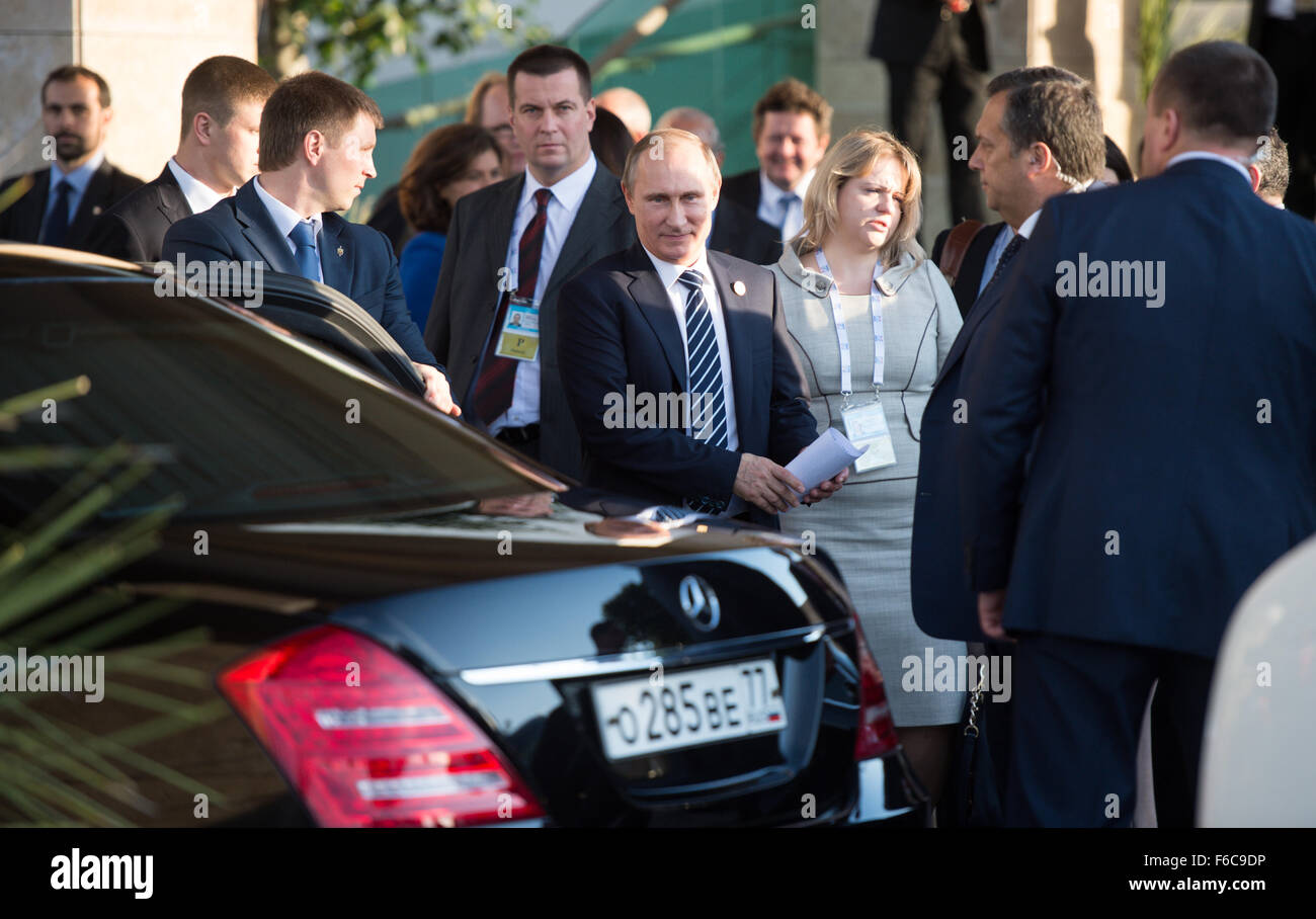 Antaly, Turchia. Xvi Nov, 2015. Il Primo Ministro russo Vladimir Putin esce dalla sua limosuine in corrispondenza del vertice G20 di Belek, vicino Antaly, Turchia, 16 novembre 2015. Il gruppo del G20 di diciannove paesi industriali ed emergenti nonché l'Unione europea si riunisce sotto la presidenza della Turchia dal 15 Ottobre al 16 ottobre 2015. Foto: BERND VON JUTRCZENKA/dpa/Alamy Live News Foto Stock