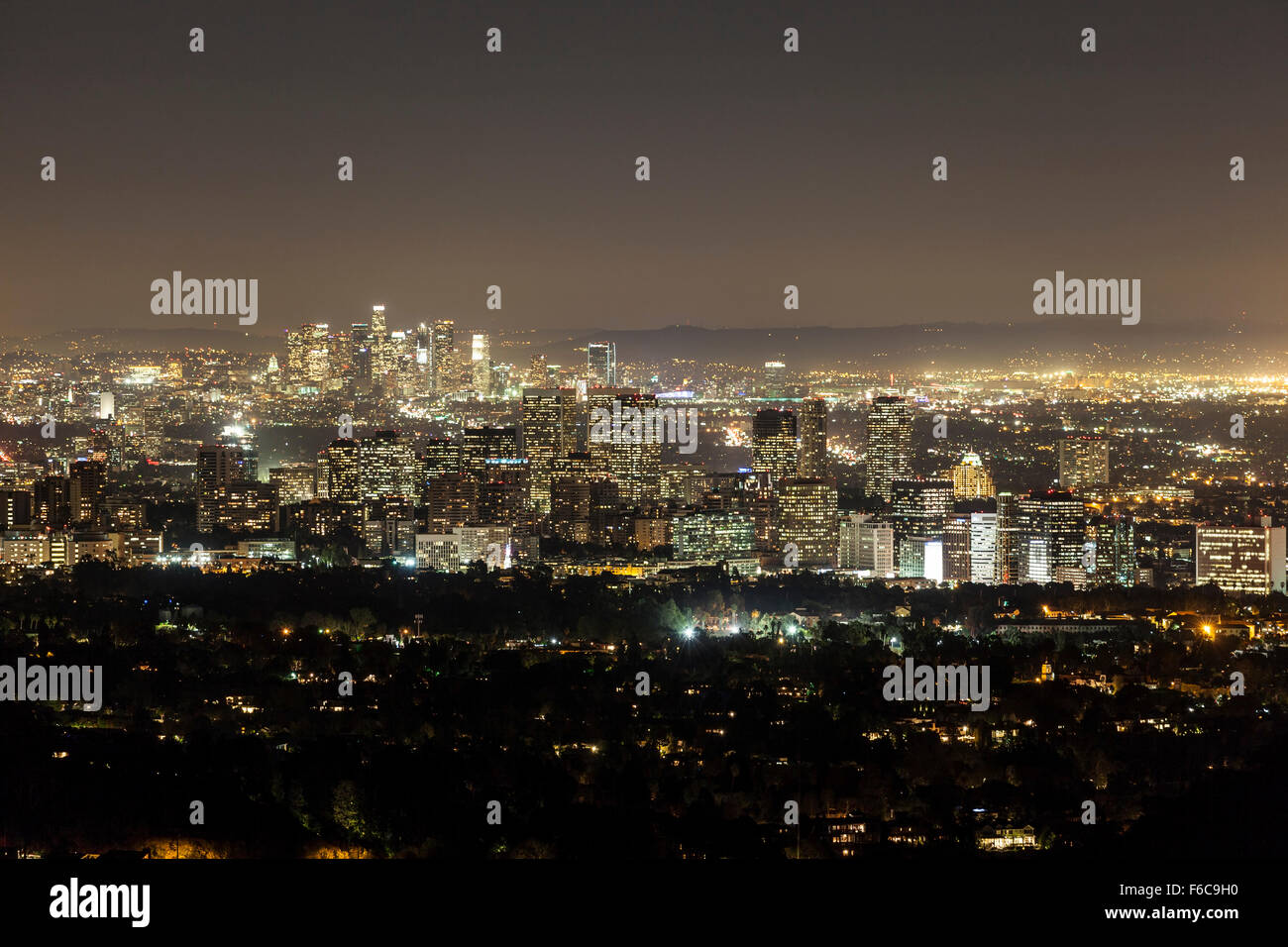 Century City e Beverly Hills di notte con il centro cittadino di Los Angeles in background. Foto Stock