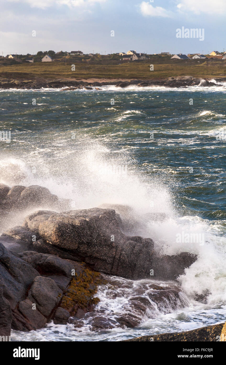 Wild Atlantic modo l'oceano da Cruit Island, Conty Donegal, Irlanda Foto Stock