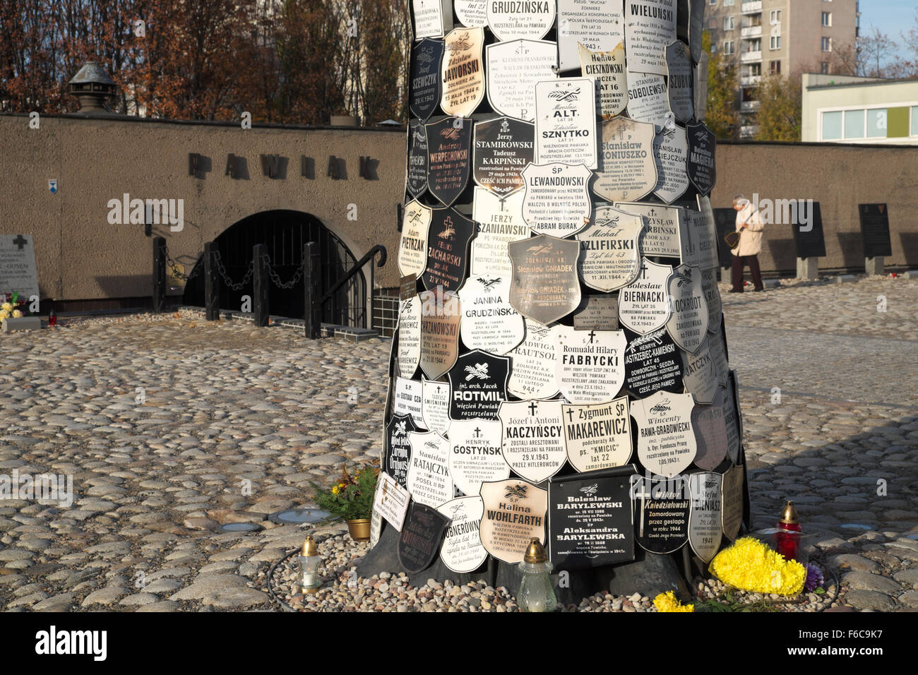 Varsavia POLONIA - Memorial tree all'ingresso della prigione Pawiak utilizzato dai Tedeschi durante il WW2 per la tortura e le esecuzioni Foto Stock