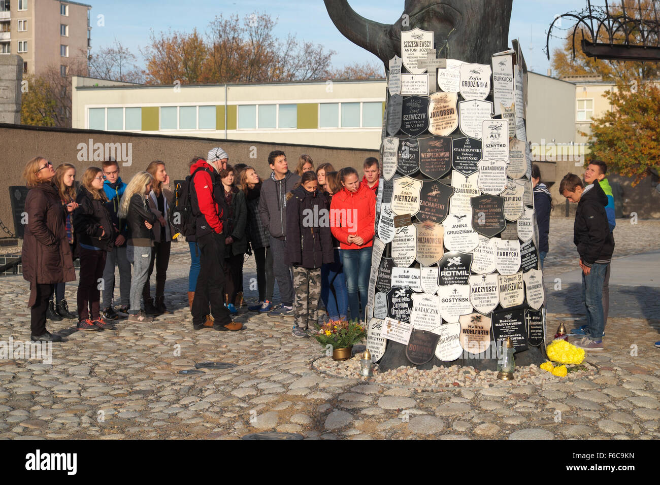 Varsavia POLONIA - visitatori all'entrata del carcere Pawiak utilizzato da i Nazisti tedeschi durante il WW2 per la tortura e le esecuzioni Foto Stock