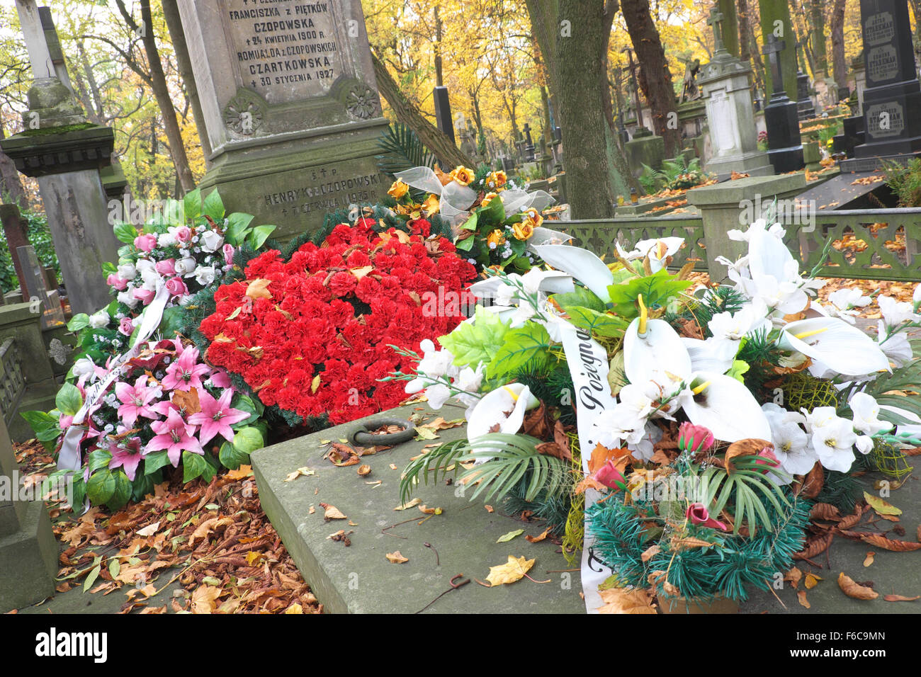 Varsavia POLONIA - Autunno in grande stile gotico cimitero Powazki con grandi motivi floreali colorati bouquests Foto Stock