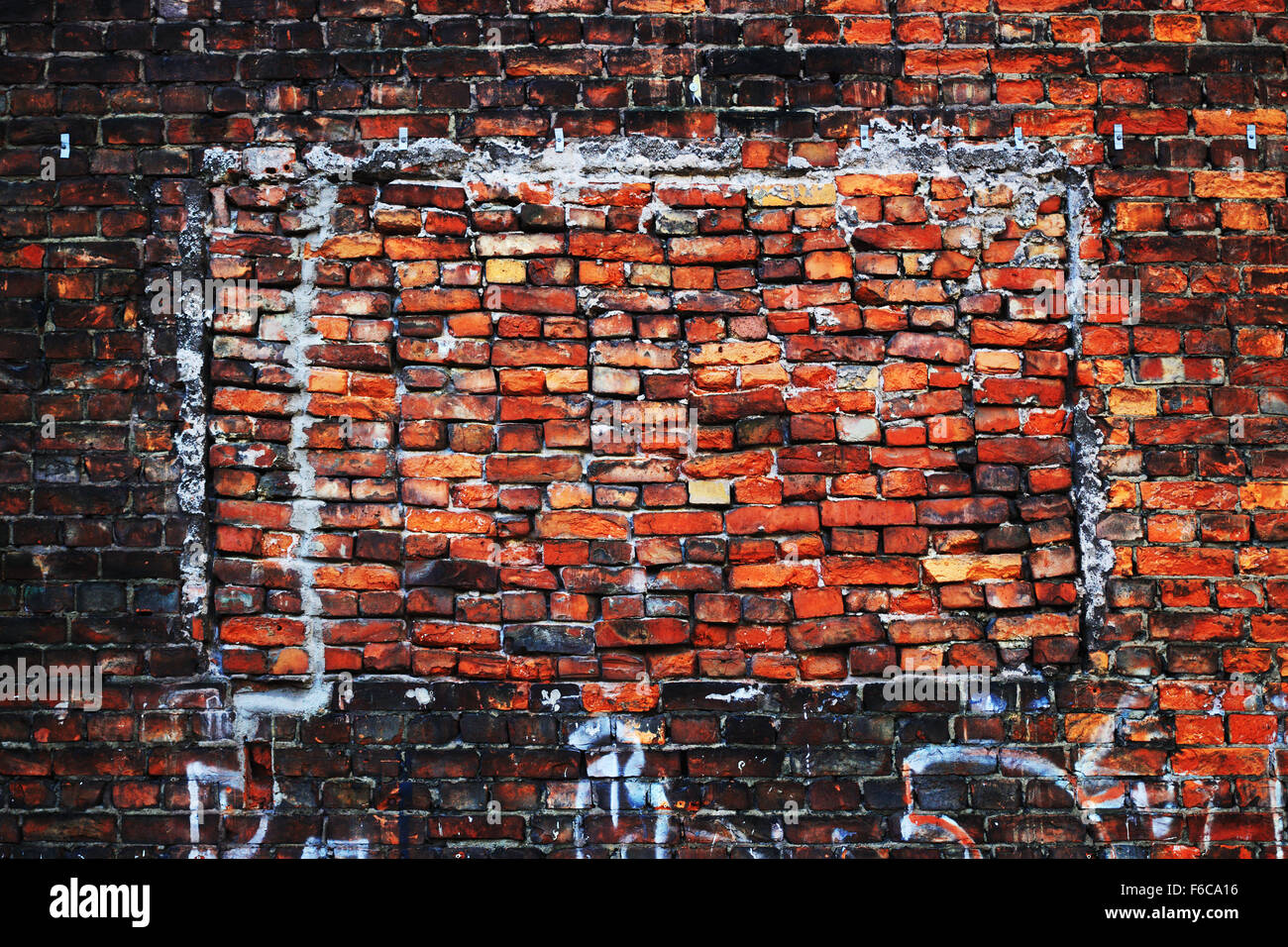 Murata finestra in un vecchio muro di mattoni Foto Stock