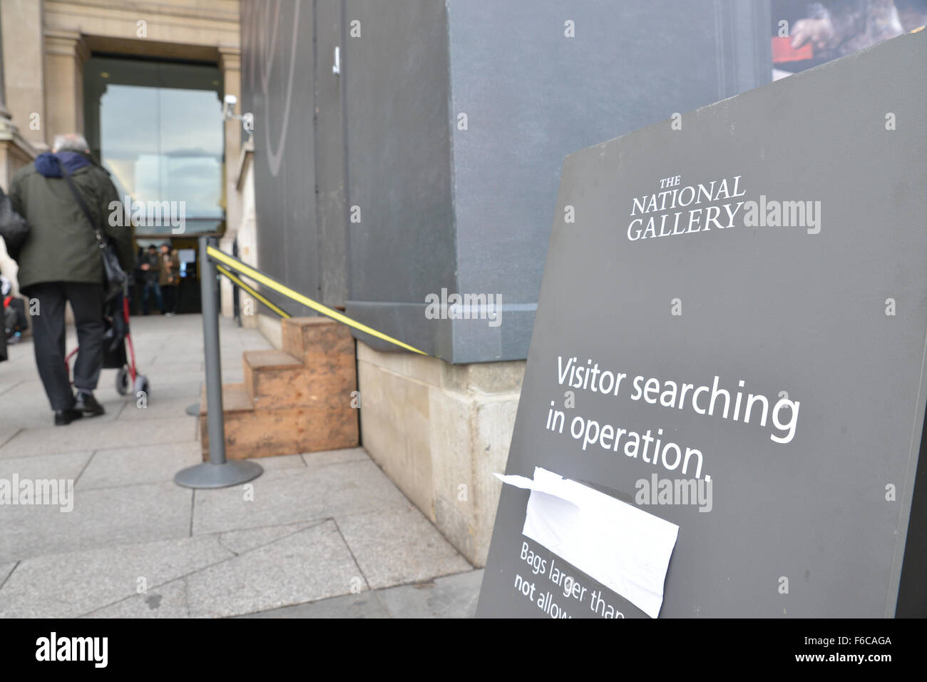 Trafalgar Square, Londra, Regno Unito. Il 16 novembre 2015. In borsa le ricerche a livello nazionale e gallerie ritratto dopo la Parigi degli attacchi. Foto Stock