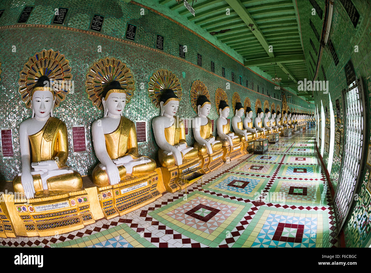 La Pagoda di U min Thonze statue di Buddha Sagaing Myanmar // SAGAING, Myanmar — il colonnato curvo della Pagoda di U min Thonze (nota anche come Pagoda OoHminThoneSel) espone 45 statue di Buddha uniche disposte in una spettacolare formazione a mezzaluna costruita sulla collina di Sagaing. Il nome della pagoda si traduce in "Pagoda delle trenta grotte", riferendosi ai suoi 30 archi d'ingresso decorati che forniscono l'accesso alla caratteristica struttura artificiale del tempio della grotta. Originariamente fondata dal re Tarabya i tra il 1327-1335 e il periodo del regno di Sagaing, l'attuale struttura risale principalmente al 1847 dopo la ricostruzione Foto Stock