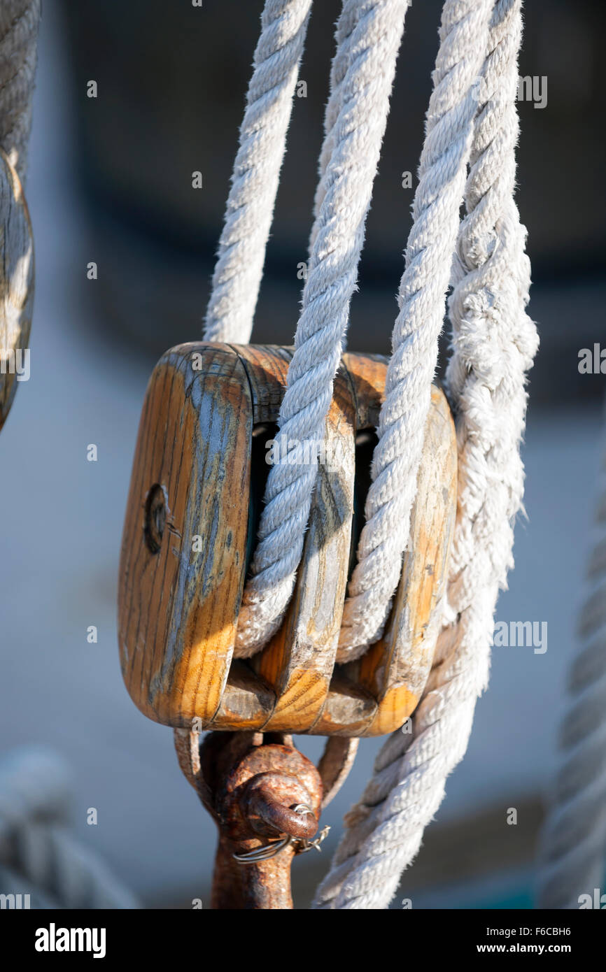 In legno antico blocco a vela con funi close up. Key West Harbour, Florida. Foto Stock