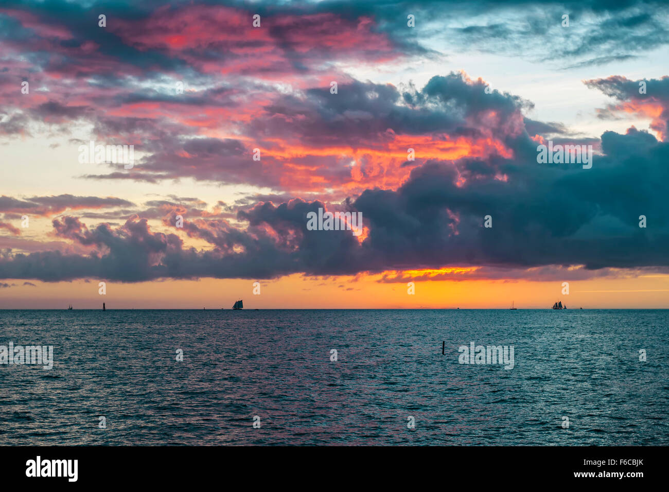 Spettacolare tramonto sul Golfo del Messico acque turchesi visto dal punto più meridionale di Key West, Florida. Foto Stock