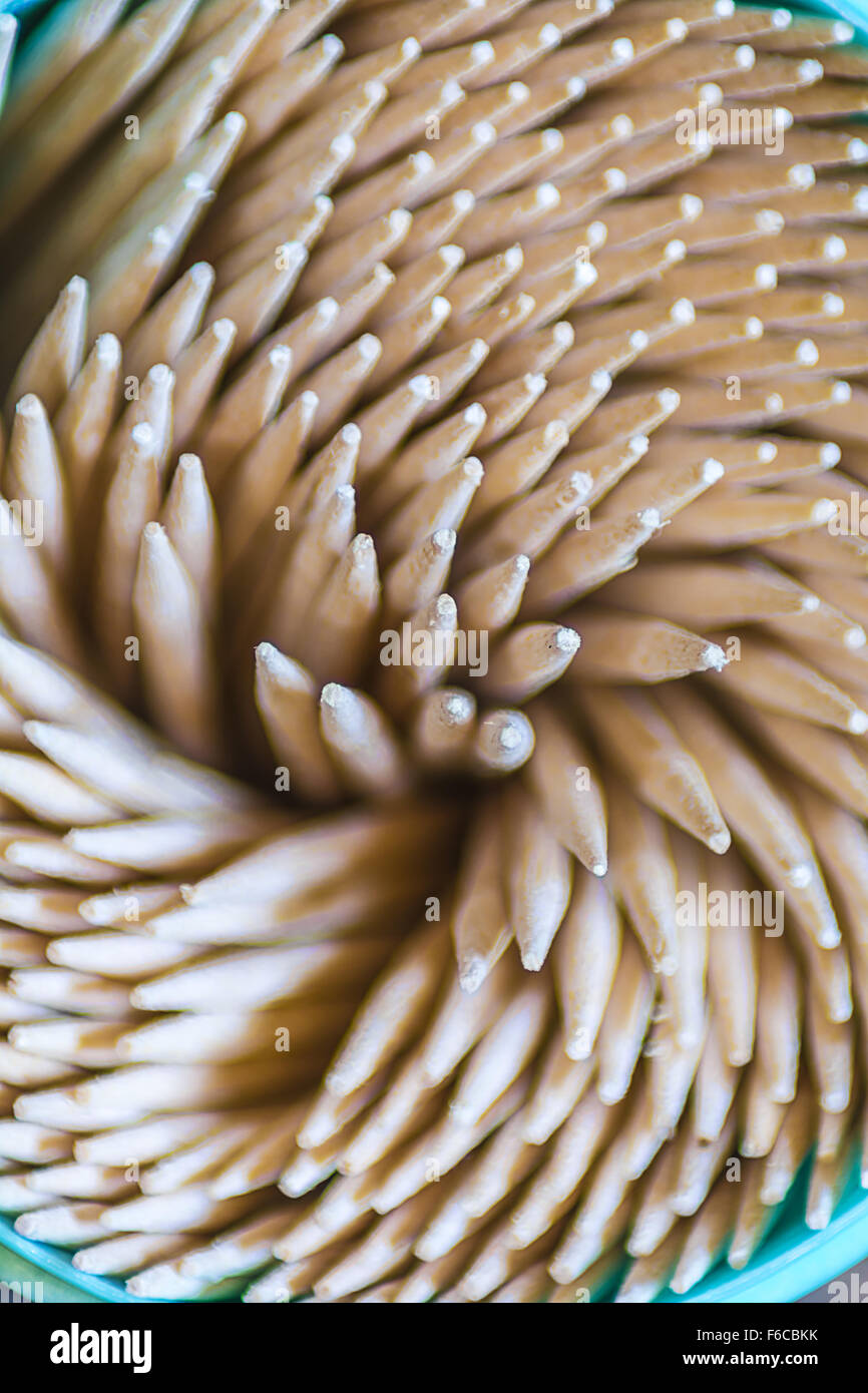 Close up di un mazzetto di stuzzicadenti in una scatola rotonda Foto Stock