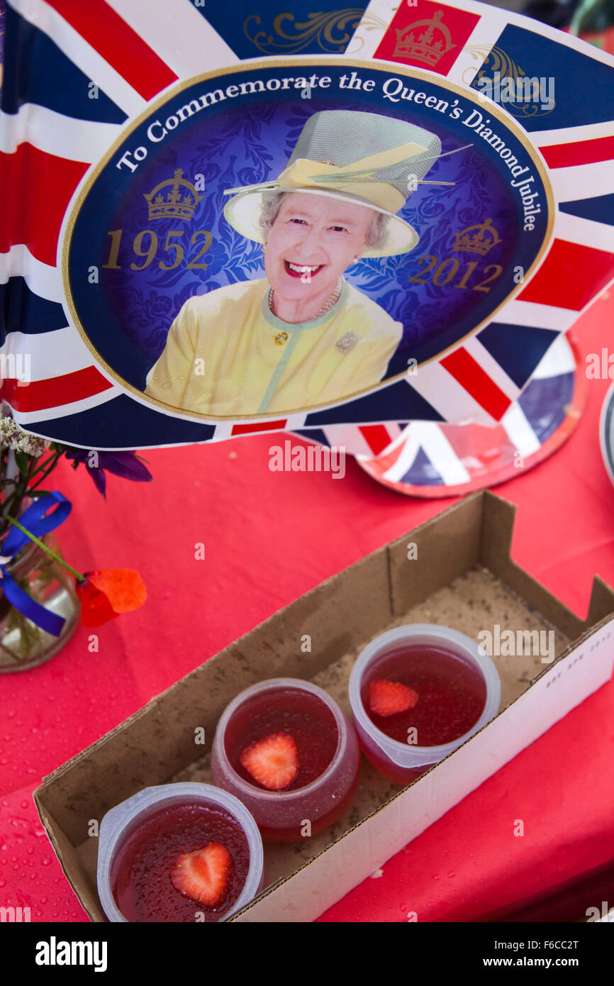 La regina di Inghilterra del Dimaond Giubileo e un partito street e a sinistra su alimenti adornano tabelle configurate dai residenti. Foto Stock