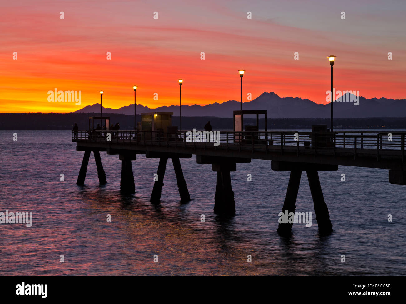 WA12015-00...WASHINGTON - la pesca Edmonds Pier, il Puget Sound e le montagne olimpiche al tramonto. Foto Stock