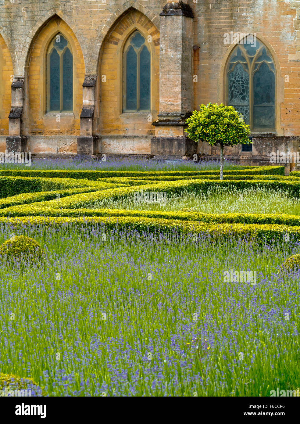 Vista sul giardino spagnolo a Newstead Abbey vicino Ravenshead NOTTINGHAMSHIRE REGNO UNITO Inghilterra ex casa di Lord Byron Foto Stock