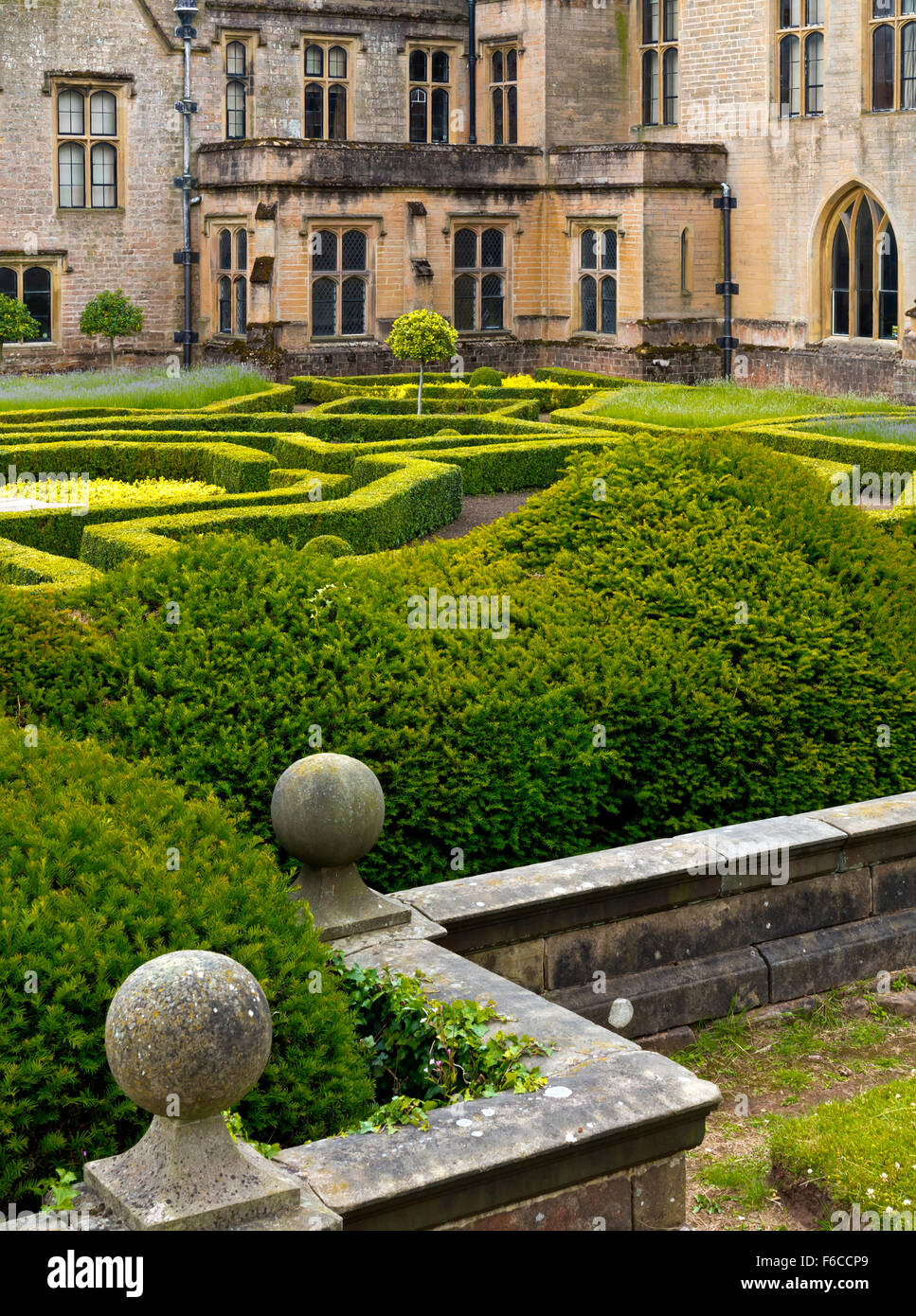 Vista sul giardino spagnolo a Newstead Abbey vicino Ravenshead NOTTINGHAMSHIRE REGNO UNITO Inghilterra ex casa di Lord Byron Foto Stock