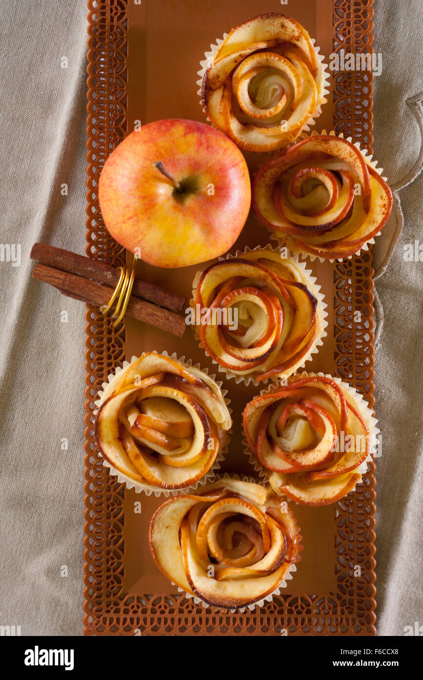 A forma di rosa apple dolci profumato alla cannella. Foto Stock