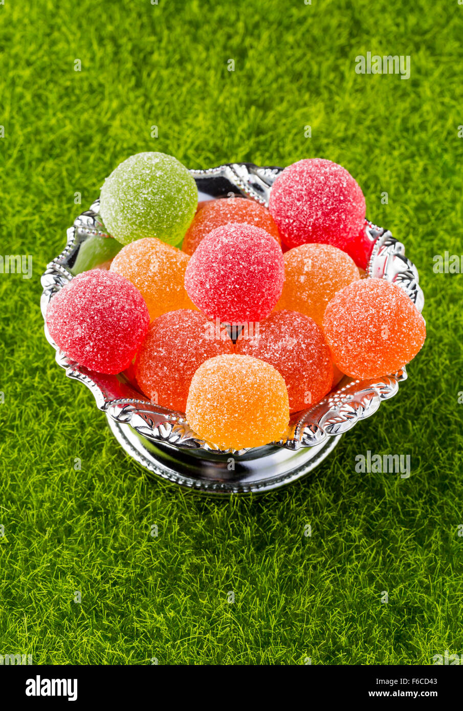 Colorata gelatina di frutta caramelle. Close-up.sullo sfondo di erba verde Foto Stock