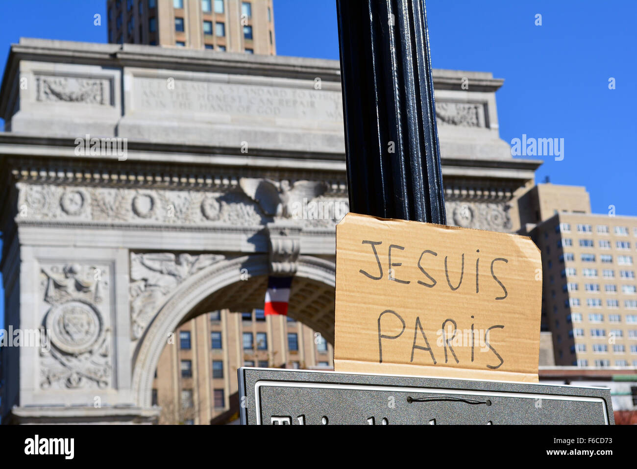New York, Stati Uniti d'America. Xv Nov, 2015. Segni di solidarietà con Parigi in Washingtonn Square Park, New York City. Credito: Christopher Penler/Alamy Live News Foto Stock
