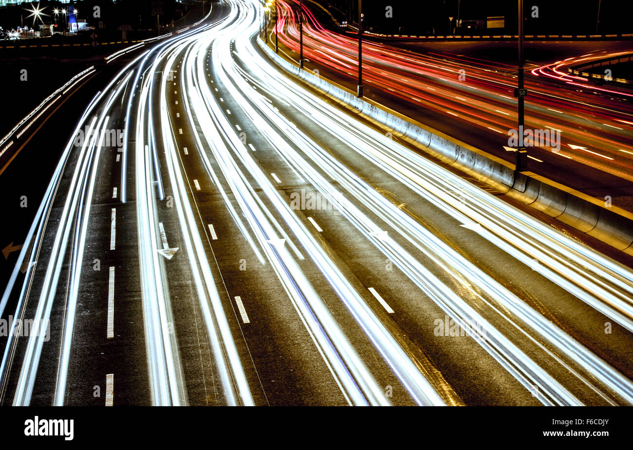 Auto sentieri di luce di notte autostrada Foto Stock