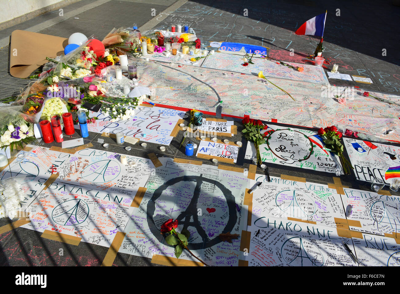 New York, Stati Uniti d'America. Xv Nov, 2015. Memorial a Washington Square Park a Manhattan in seguito agli attacchi terroristici a Parigi. Credito: Christopher Penler/Alamy Live News Foto Stock
