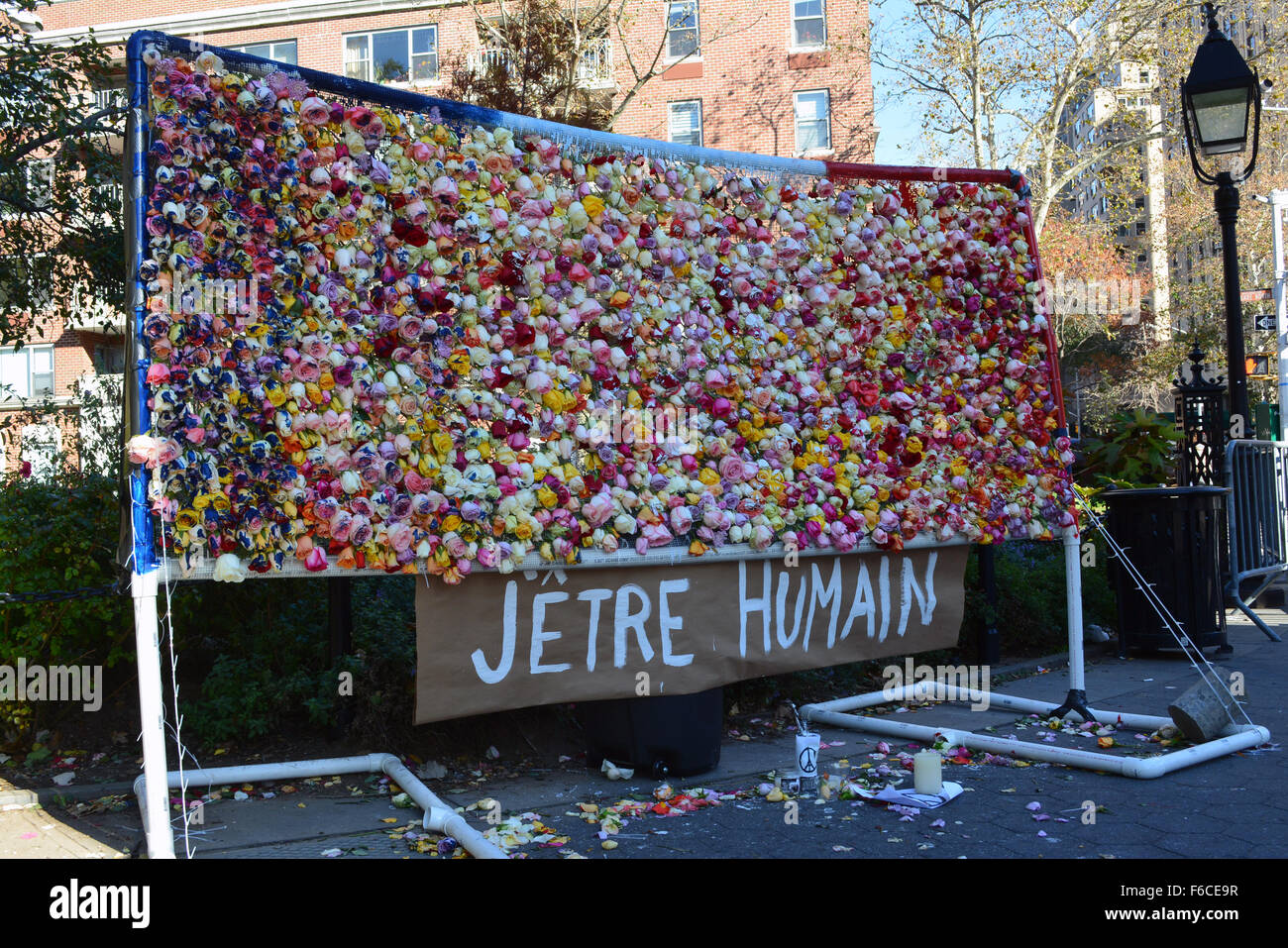 New York, Stati Uniti d'America. Xv Nov, 2015. Memorial nella città di New York in seguito agli attacchi terroristici a Parigi. Credito: Christopher Penler/Alamy Live News Foto Stock
