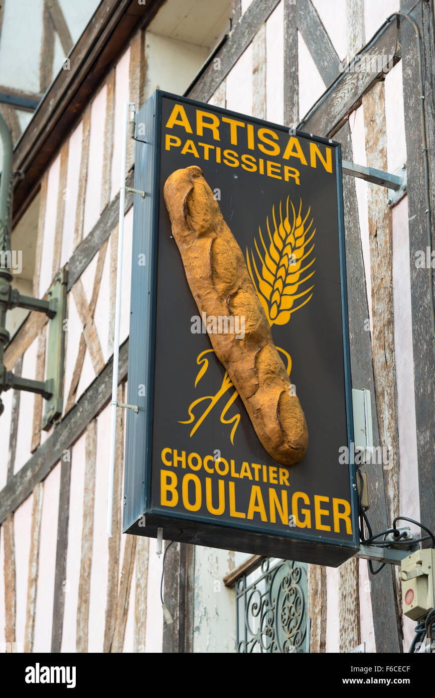 Un artigiano Bakers shop sign in Francia o boulangerie Pattissier e cioccolataio Foto Stock