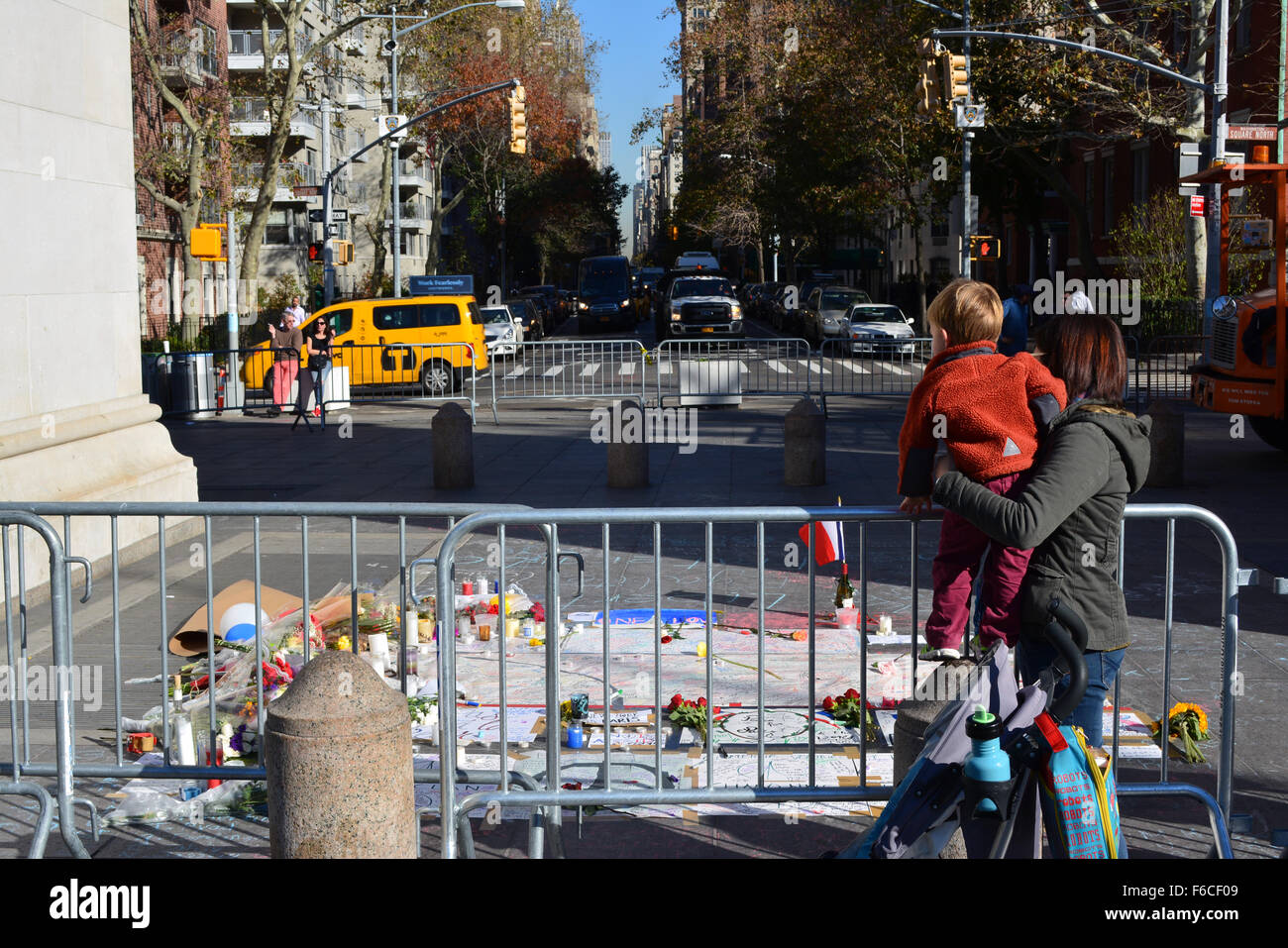 New York, Stati Uniti d'America. Xv Nov, 2015. Memorial nella città di New York in seguito agli attacchi terroristici a Parigi. Credito: Christopher Penler/Alamy Live News Foto Stock
