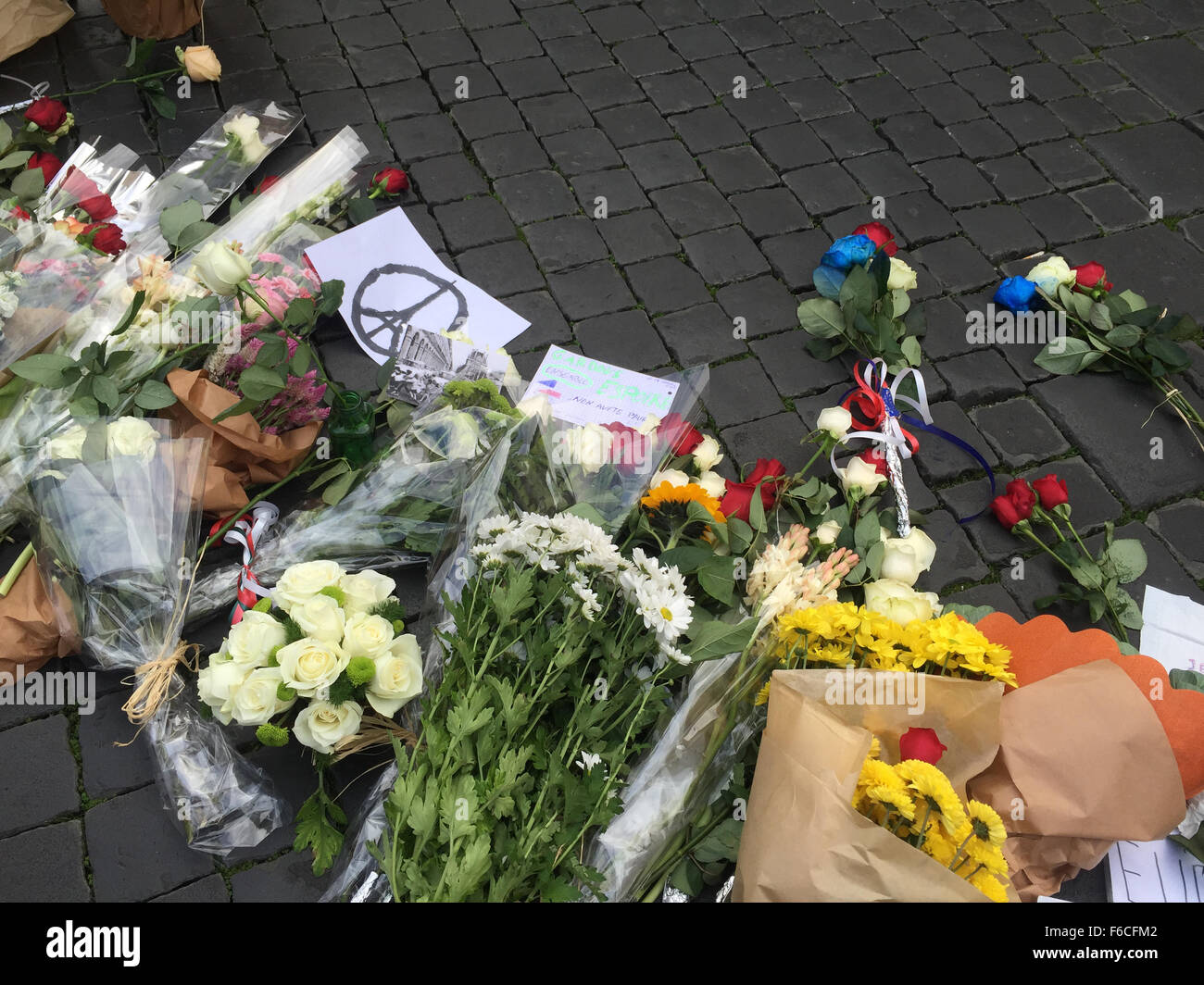 Roma, Italia - 14 Novembre 2015: fiori a sinistra davanti all'ambasciata di Francia a Roma in memoria delle vittime degli attentati terroristici a Parigi Credito: Valerio Rosati/Alamy Live News Foto Stock