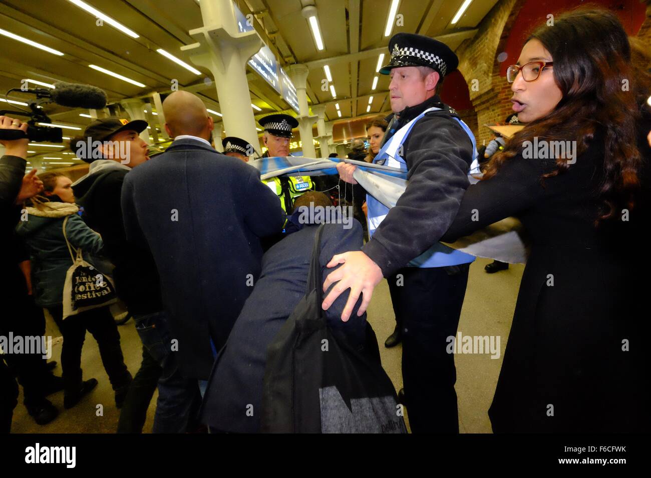 Gli attivisti provenienti da organizzazioni tra cui nero dissidenti, Londra Latinxs e sorelle intonso riuniti per il "disobbedienza civile ora! Protesta in solidarietà con i migranti e i rifugiati. Dotato di: atmosfera dove: Londra, Regno Unito quando: 16 Ott 2015 Foto Stock