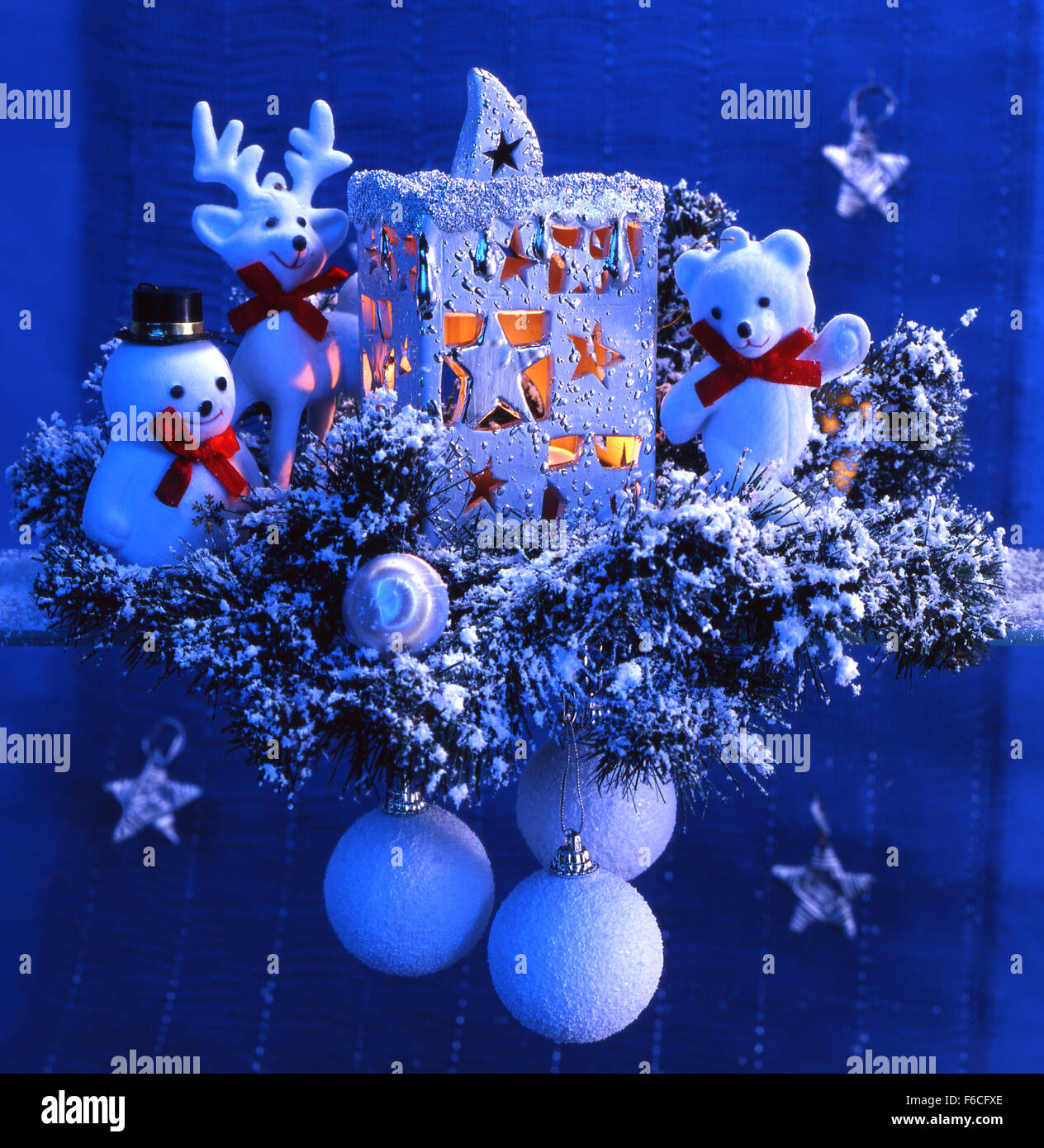 Immagini Fantastiche Di Natale.Festive Capodanno Natale Ancora In Vita Un Giocattolo Fantastico Lodge Lampada Con Una Candela E Decorazioni Natalizie Blu Scuro Foto Stock Alamy